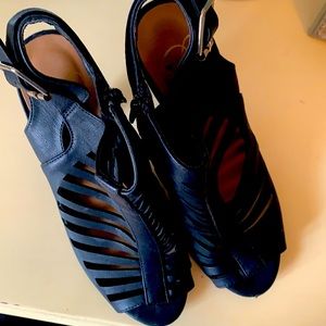 Gently used, Generic Shaky-s Strappy Peep Toe Heel 🖤